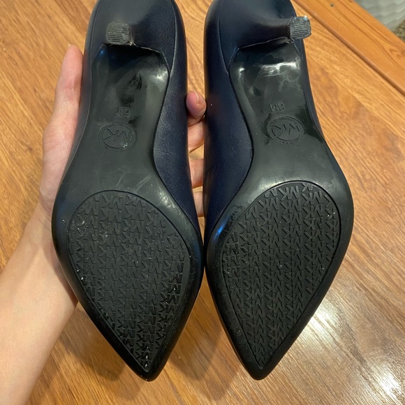 Michael Kors Navy Pointed Toe Pumps sz 6 - Picture 3 of 7